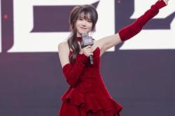 骆歆素颜直播，被(bèi)誇(kuā)颜值很高，展示身上多処(chù)淤(yū)青