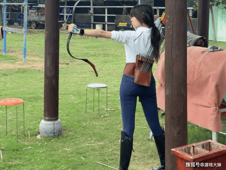 骆歆素颜直播,被夸颜值很高,展示身上多处淤青