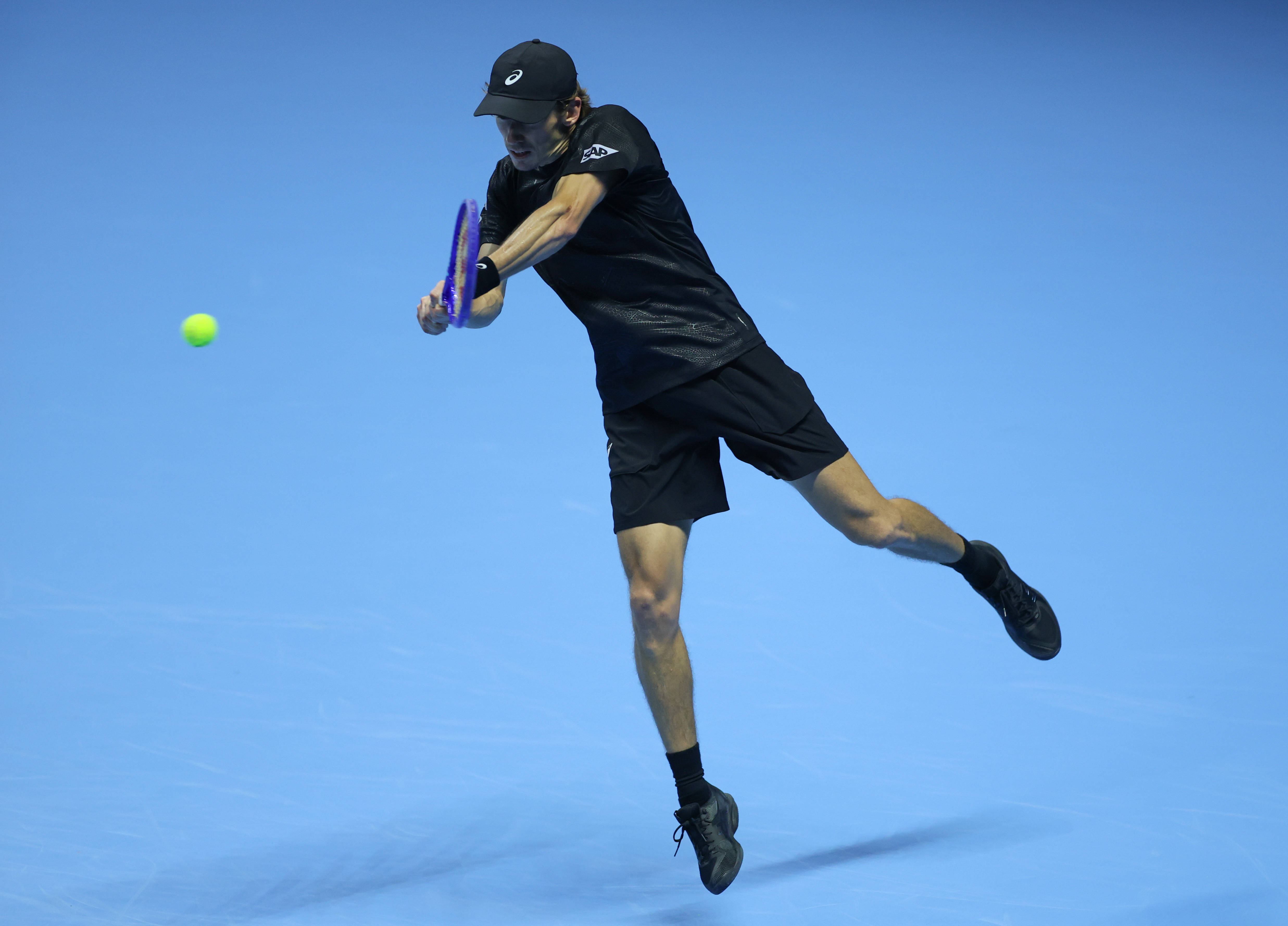 （体育）网球——ATP年终总决赛半决赛：辛纳胜德米纳尔